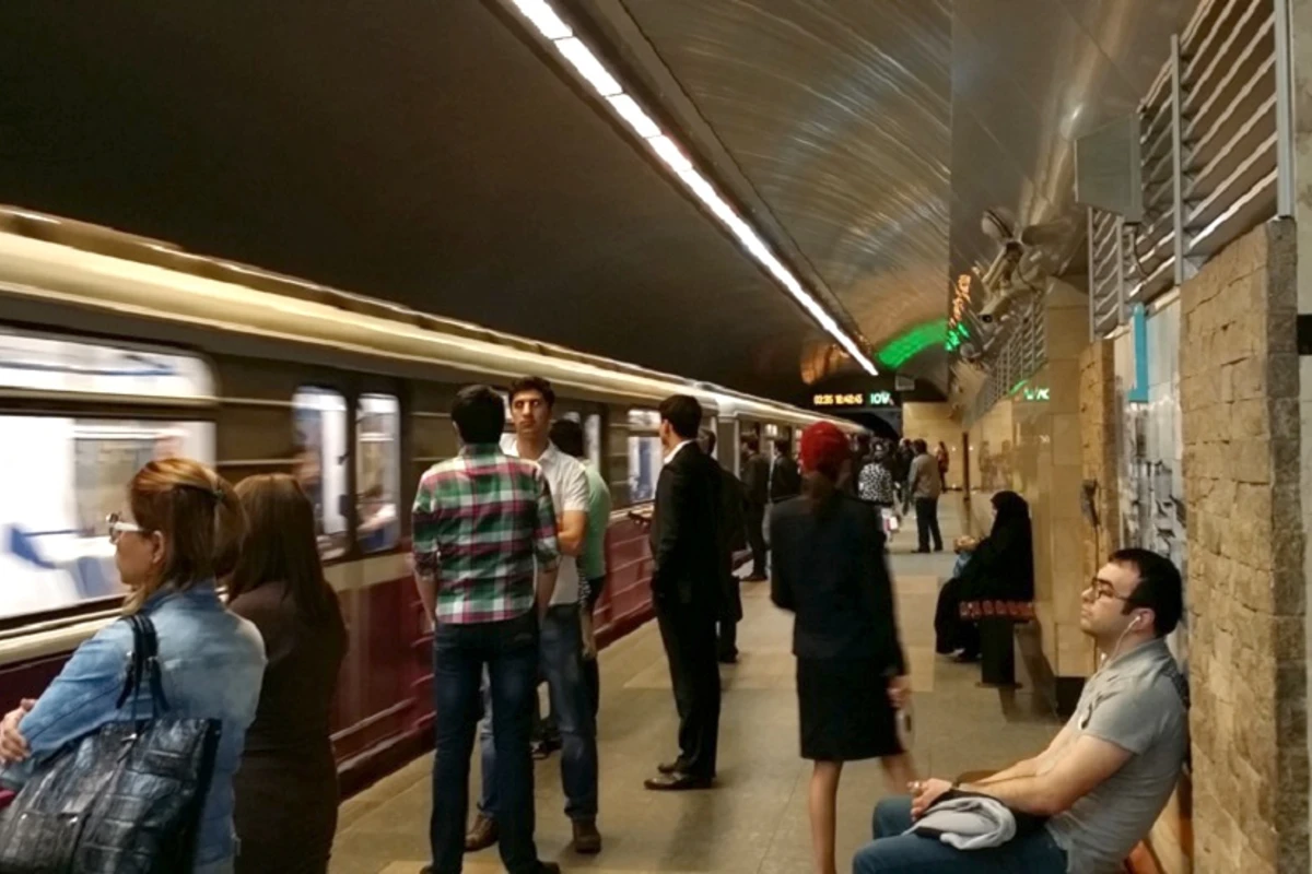 Metroda problem yarandı - Sərnişinlər qatarlardan çıxarıldılar