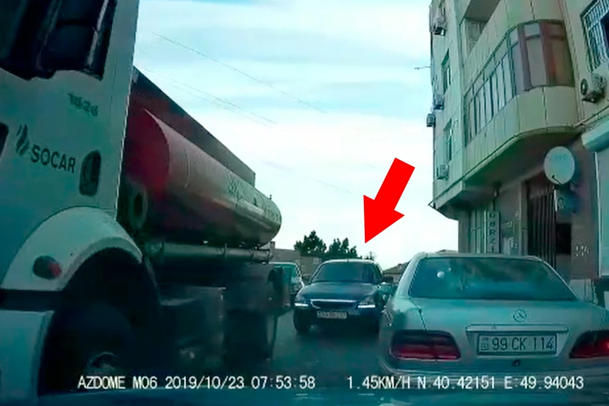 Protiv sürüb yolu kəsən polis əməkdaşı - VİDEO