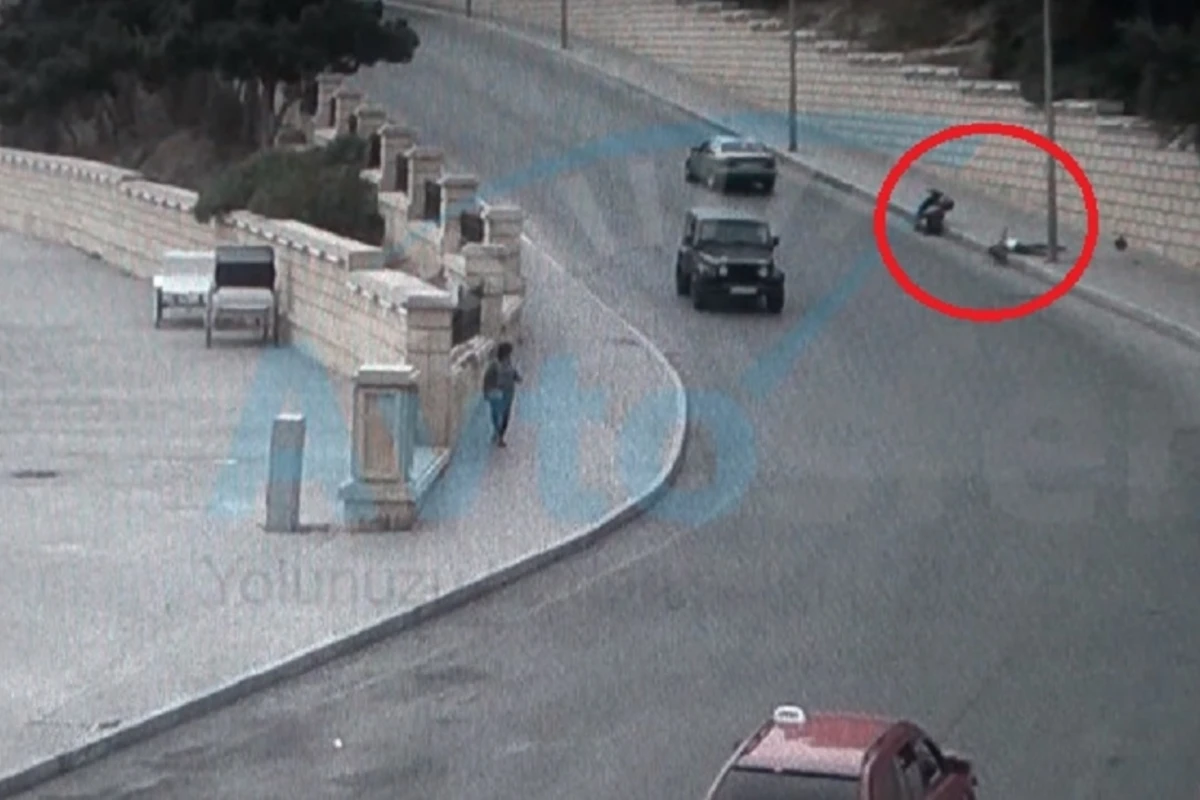 В Баку мотоциклист врезался в фонарный столб и погиб - ВИДЕО