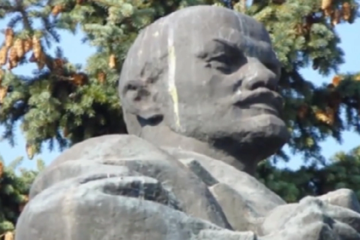 Ukrayna Leninin heykəllərini satmağa başlayır