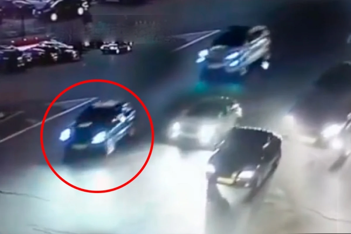 Porsche sürücüsü polisləri arxasına salıb Bakını bir birinə qatdı - VİDEO