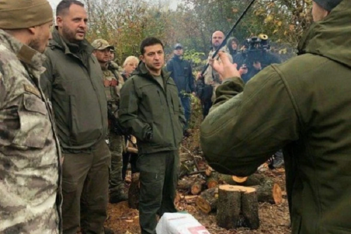 Зеленский добровольцу: Я ж не лох какой-то, я сказал: оружие убери - ВИДЕО