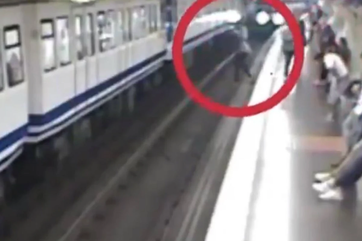 Женщина засмотрелась в телефон и упала под поезд в метро - ВИДЕО