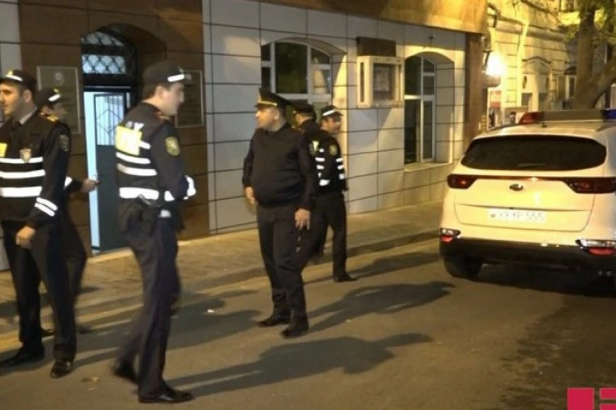 В Баку задержан пьяный водитель лондонского такси, устроивший гонки с полицией - ФОТО