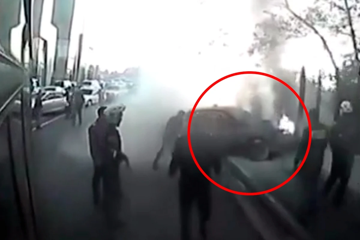 Avtomobil qəzaya düşüb yandı - Yol polisləri söndürdü - VİDEO