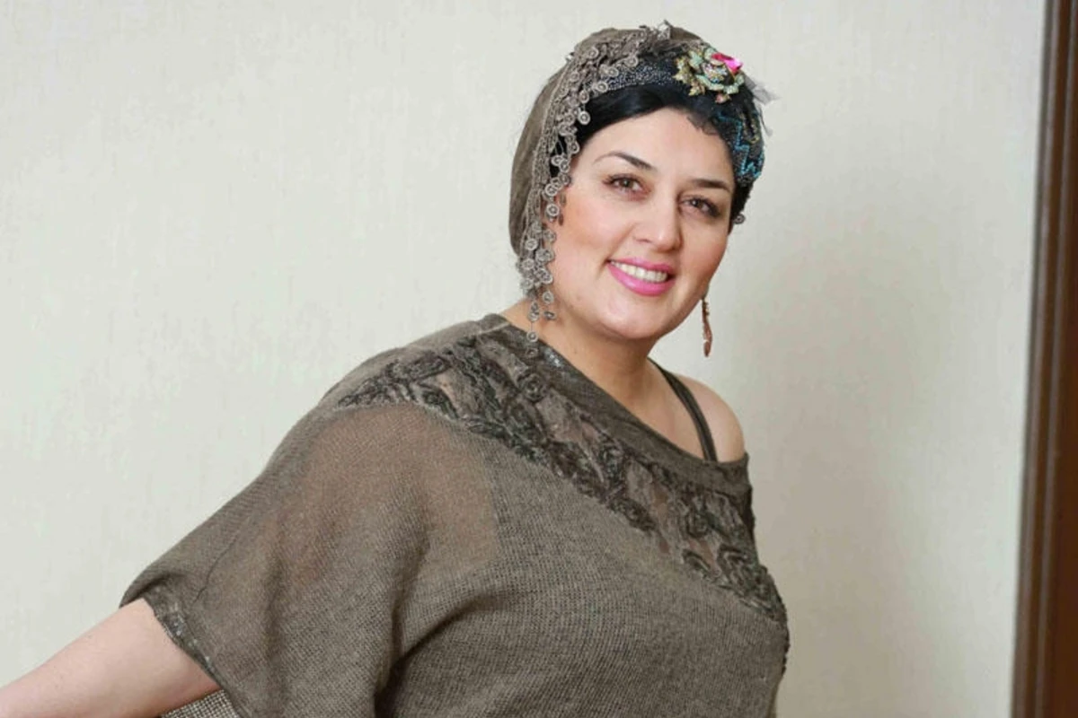 Elza tənqidlərə dözməyib, anasının evini təmir etdirdi - FOTO Elza tənqidlərə dözməyib, anasının evini təmir etdirdi - FOTO