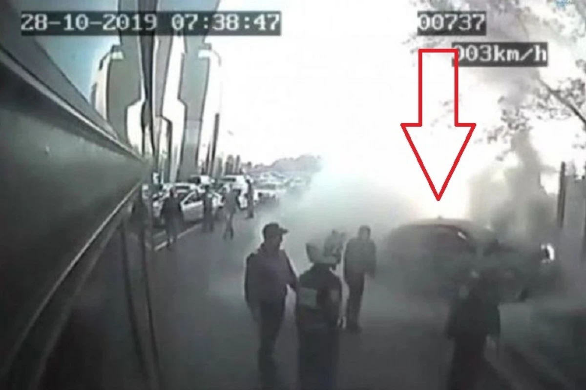 Bakıda qəzaya düşən maşın alışdı, polis yanğını söndürdü - VİDEO