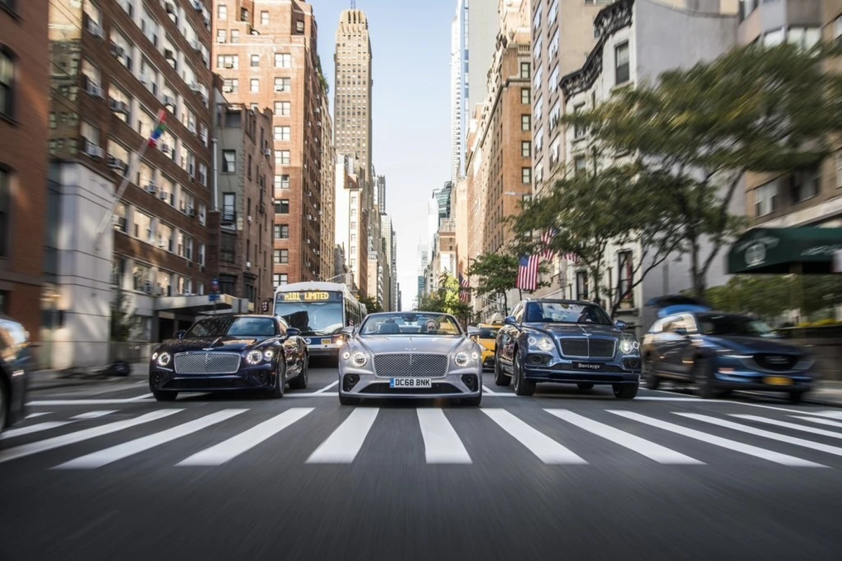 В США съехались 100 автомобилей Bentley разных лет выпуска - ВИДЕО