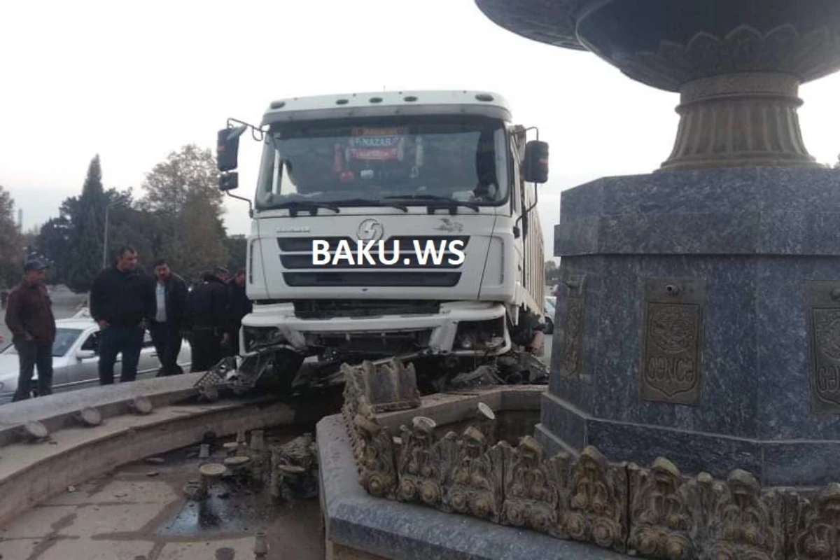 Sükan arxasında yuxulayan sürücü iri tonnajlı maşınla qəza törətdi - VİDEO