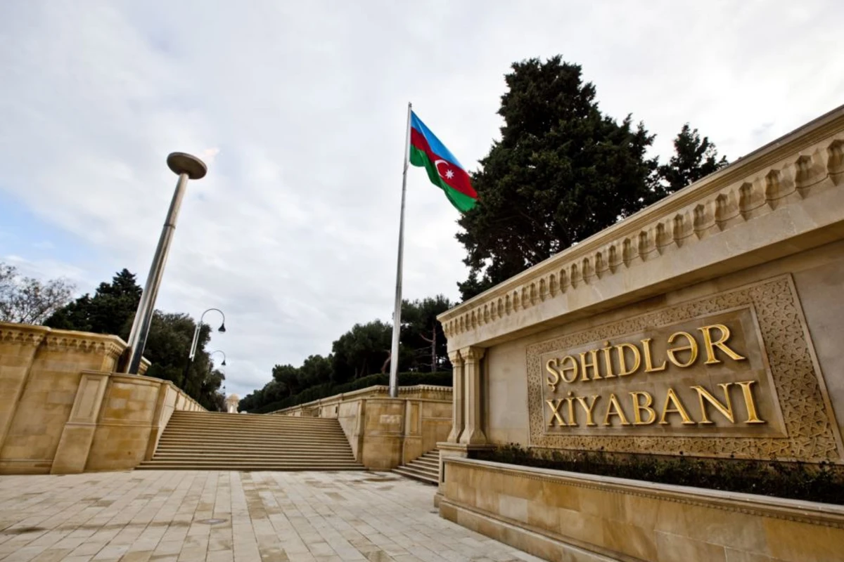Şoyqu Şəhidlər xiyabanını ziyarət etdi Şoyqu Şəhidlər xiyabanını ziyarət etdi