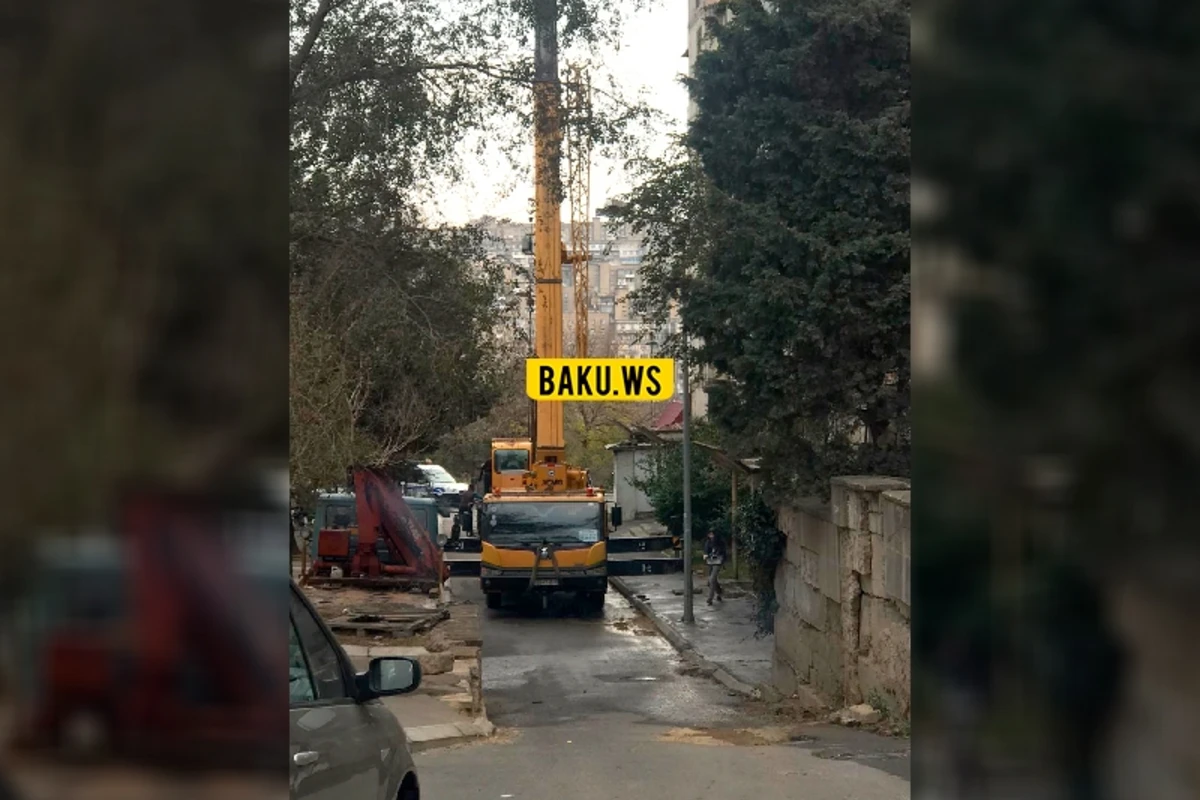 Bakıda binalardakı çənlər sökülür, əraziyə polis cəlb edildi - VİDEO