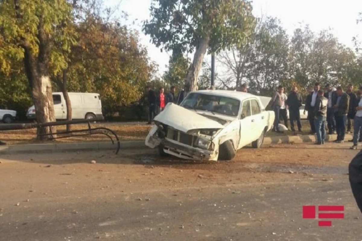 В Габале автомобиль врезался в столб, есть пострадавшие
