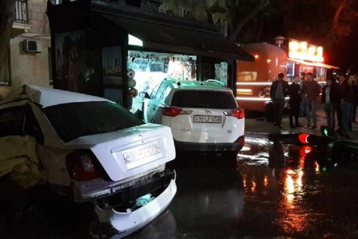 “Nərimanov” metro stansiyası yaxınlığında qəza - Sürücü “Toyota”nı köşkə çırpdı - VİDEO “Nərimanov” metro stansiyası yaxınlığında qəza - Sürücü “Toyota”nı köşkə çırpdı - VİDEO