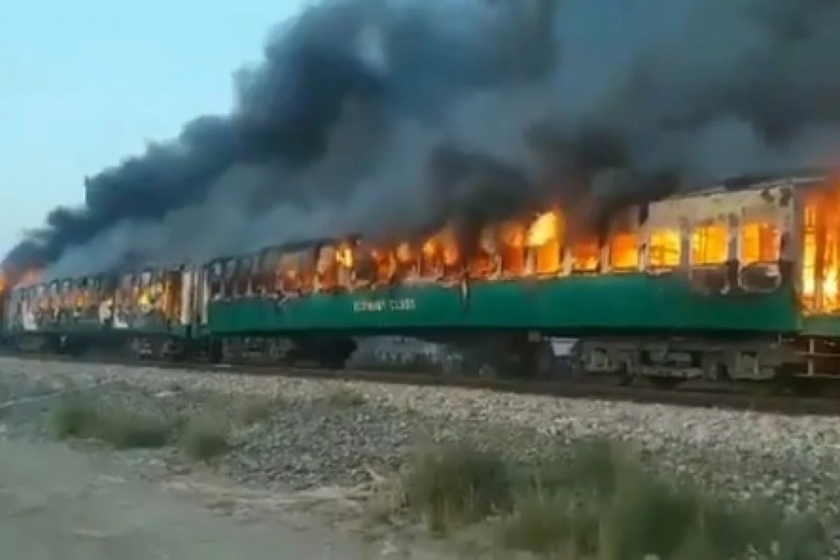 В Пакистане сгорел поезд - 65 человек погибли, десятки ранены - ВИДЕО