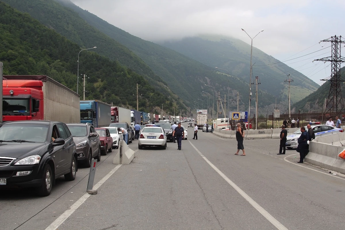 Gürcüstandan Rusiyaya gedən avtomagistral bağlanıb