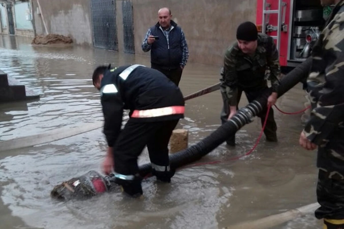 FHN: Xırdalanda və Binə ticarət mərkəzində yığılan yağış suyu çəkilir