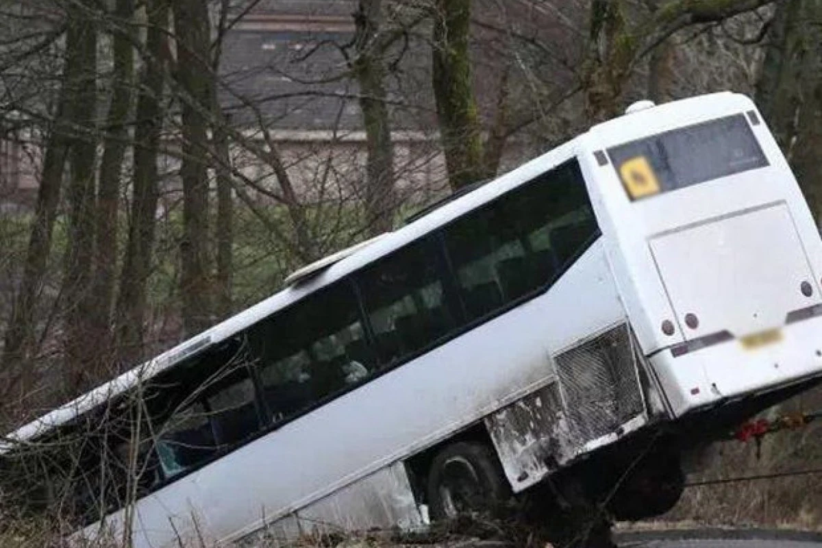 SON DƏQİQƏ! Qobustanda avtobus aşdı - 2 ölü, 6 yaralı - FOTO