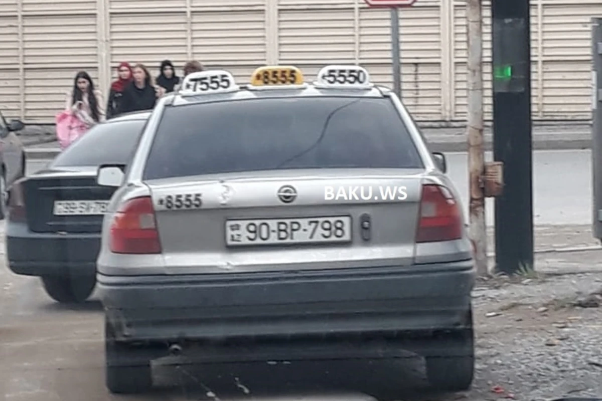 İnsanların marağına səbəb olan taksi sürücüsü - FOTO İnsanların marağına səbəb olan taksi sürücüsü - FOTO