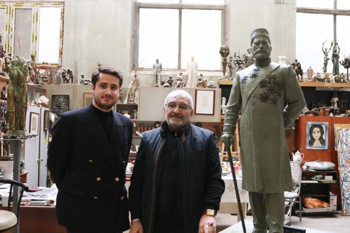 Tağıyevin kötücəsi ulu babasının heykəlini hazırlayan heykəltəraşla görüşüb - FOTO Tağıyevin kötücəsi ulu babasının heykəlini hazırlayan heykəltəraşla görüşüb - FOTO