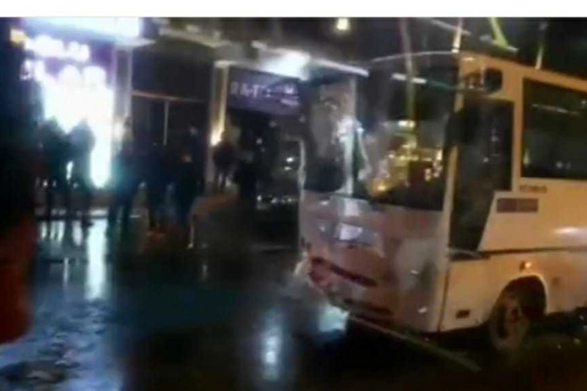 Bakıda iki avtobus toqquşub, yaralılar var - FOTO Bakıda iki avtobus toqquşub, yaralılar var - FOTO
