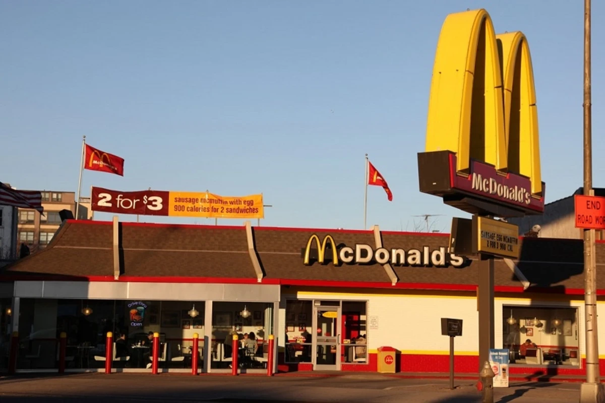 Акции McDonald's упали после скандала с увольнением гендиректора из-за романа