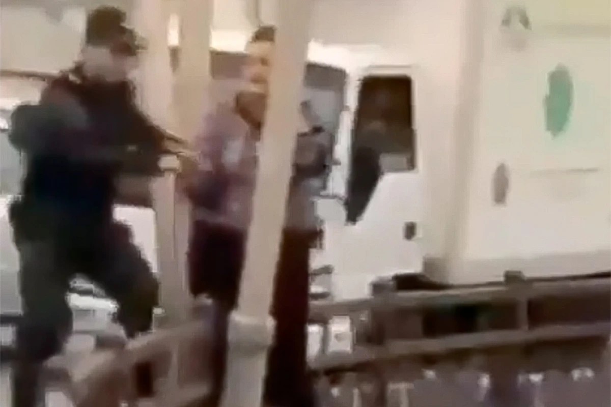 Bakıda polis qadını ölümdən belə xilas etdi - VİDEO Bakıda polis qadını ölümdən belə xilas etdi - VİDEO