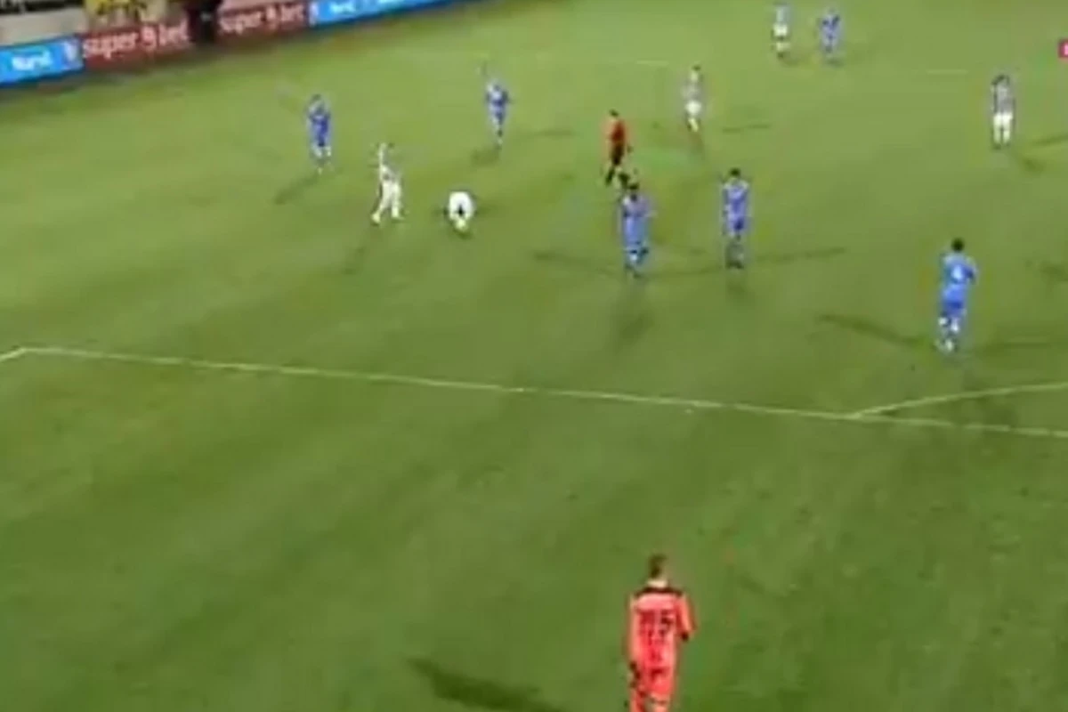 Fair Play qaydalarını bilməyən futbolçu - VİDEO Fair Play qaydalarını bilməyən futbolçu - VİDEO