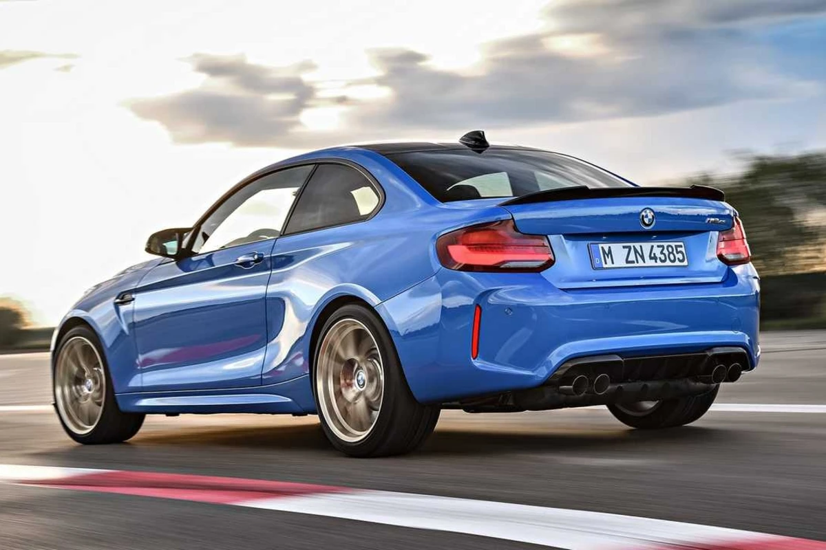 BMW рассекретила самую суровую версию маленького купе - ФОТО