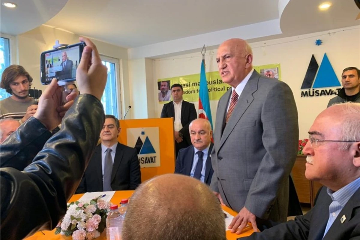 Əli İnsanovdan dəyirmi masada “müxalifətçilik oyunu”