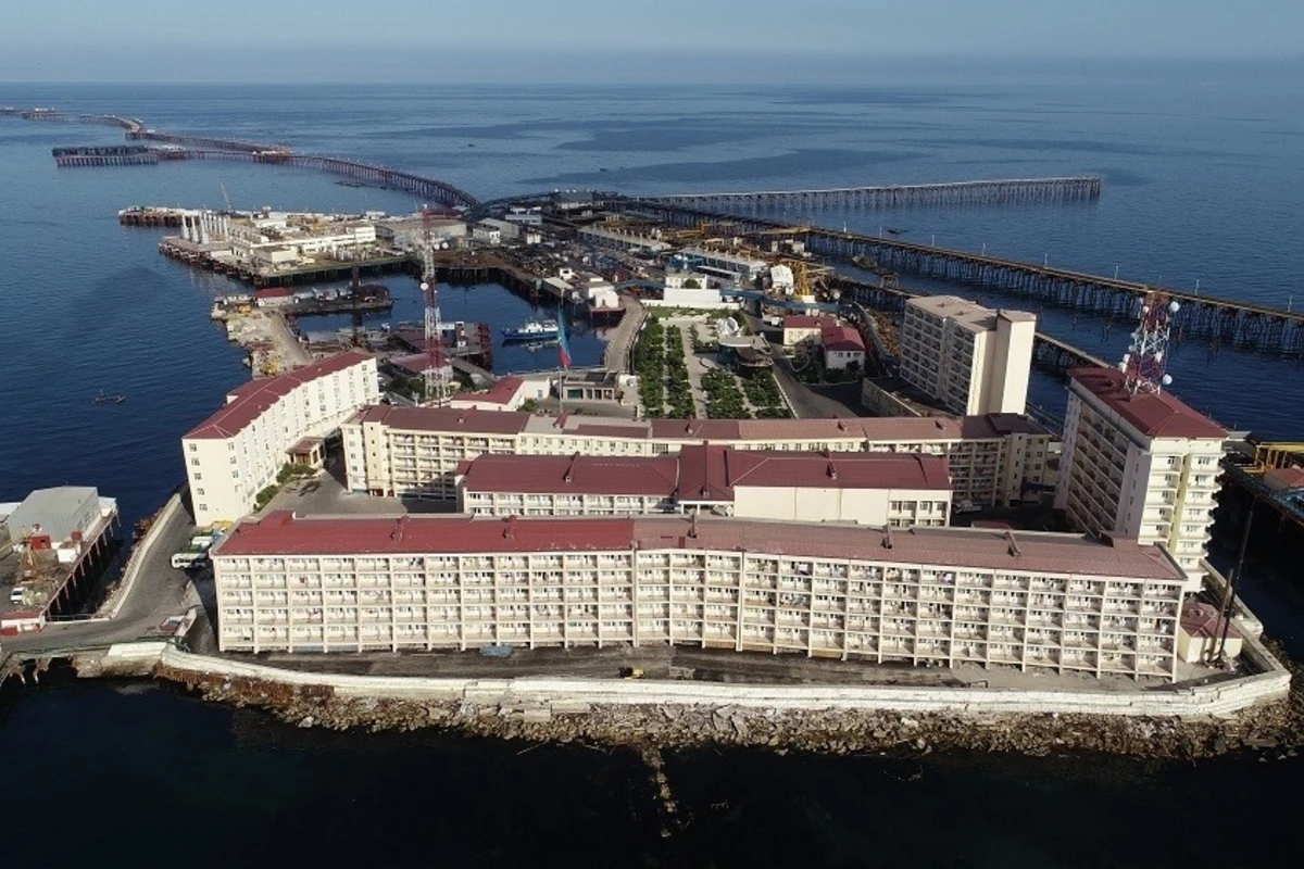 SOCAR prezidenti Neft Daşlarında neftçilərlə görüşüb - FOTO