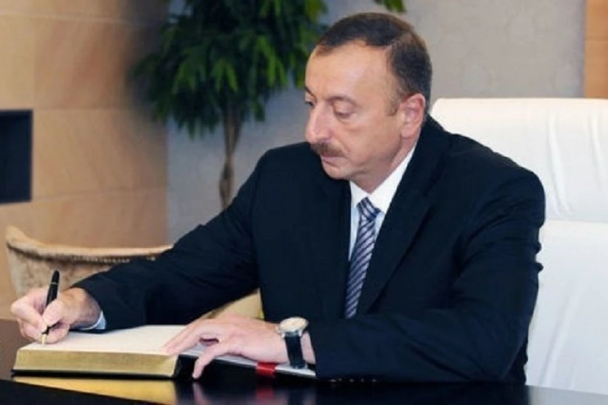 Ильхам Алиев присвоил почетные звания группе работников радио и телевидения