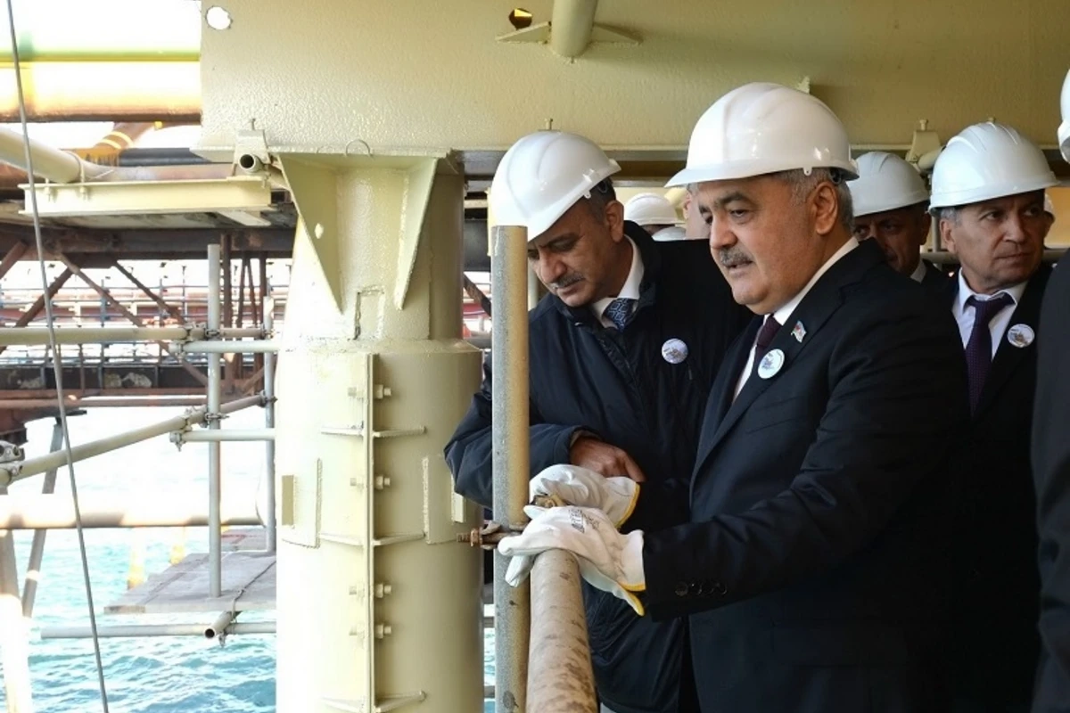 Rövnəq Abdullayev dünyanın açıq dənizdə tikilən ilk neft platformasında - FOTO Rövnəq Abdullayev dünyanın açıq dənizdə tikilən ilk neft platformasında - FOTO