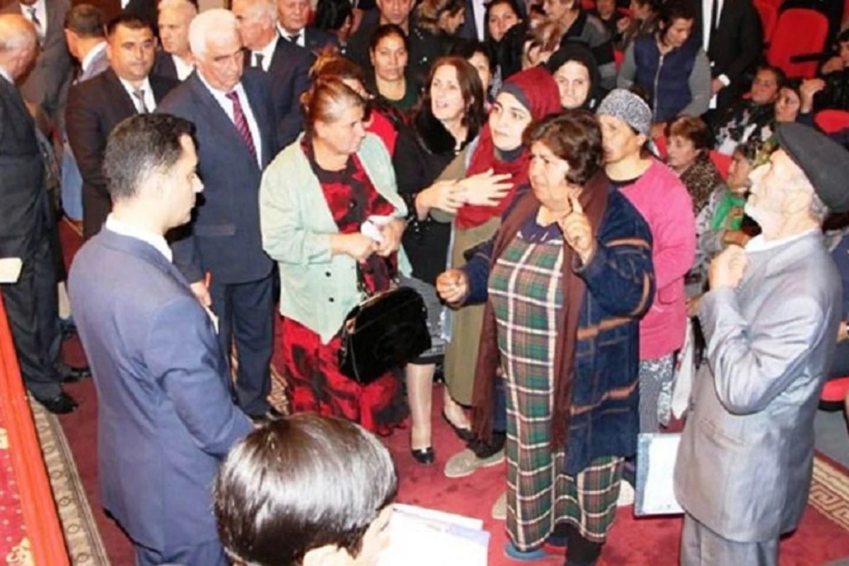 Yeni icra başçısı ilk dəfə sakinlərin qarşısında - FOTO Yeni icra başçısı ilk dəfə sakinlərin qarşısında - FOTO