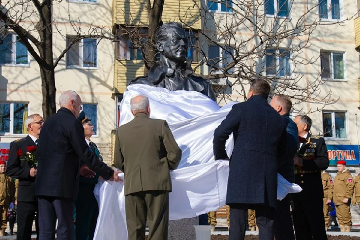 Во Владивостоке открыли памятник известному бакинцу