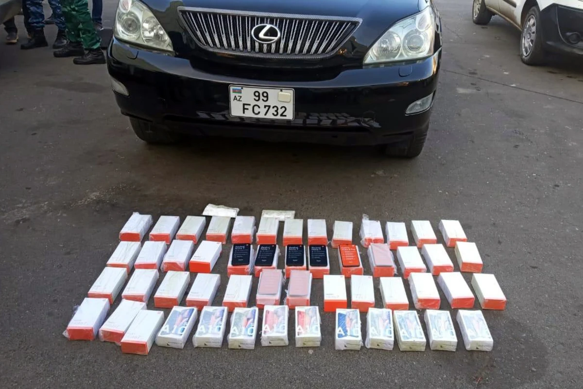 Azərbaycana “Lexus”da çoxlu sayda telefon keçirən şəxs saxlanılıb