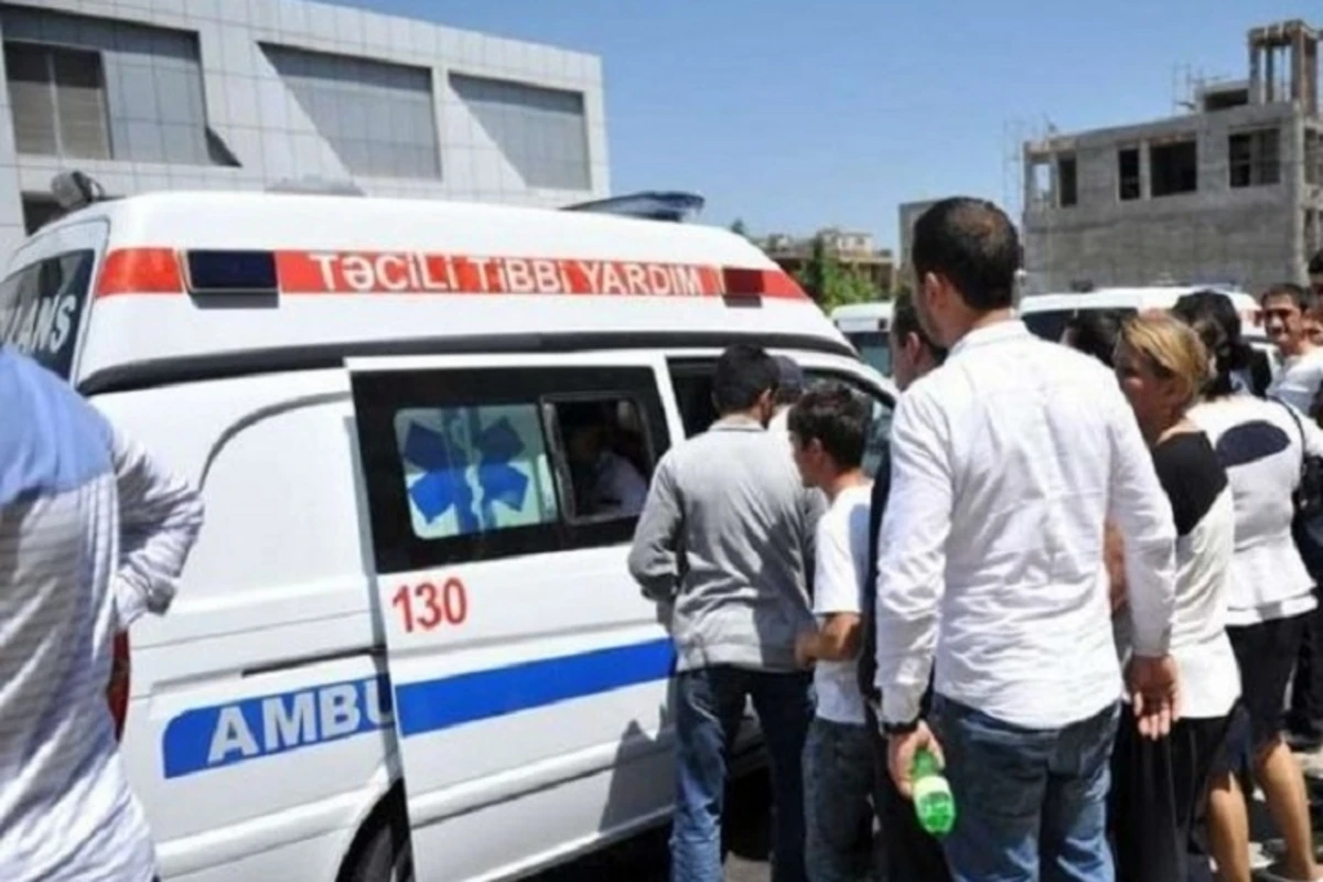 Bakıda avtomobil 2 azyaşlı qardaşı vurub Bakıda avtomobil 2 azyaşlı qardaşı vurub