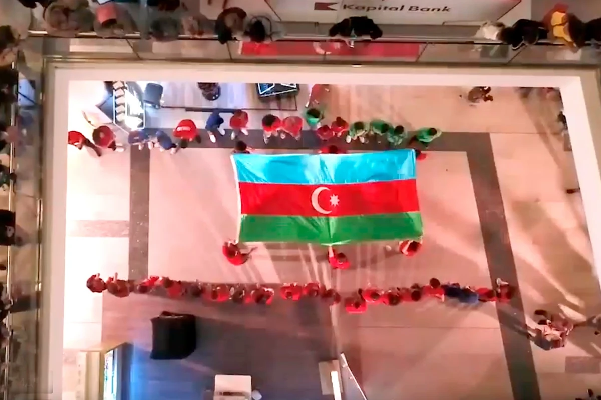 Maxi.az şirkəti tərəfindən üçrəngli flaşmob Maxi.az şirkəti tərəfindən üçrəngli flaşmob