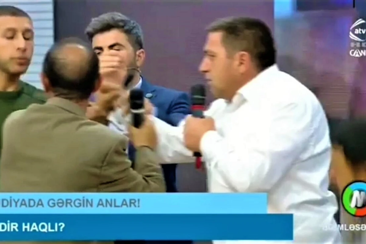 Canlı efirdə gərgin anlar -  diz çökdürdüyü oğlanın atası ilə əlbəyaxa oldu - VİDEO