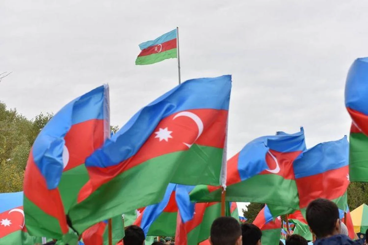 Bulvarda pulsuz bayraqlar hədiyyə olunacaq