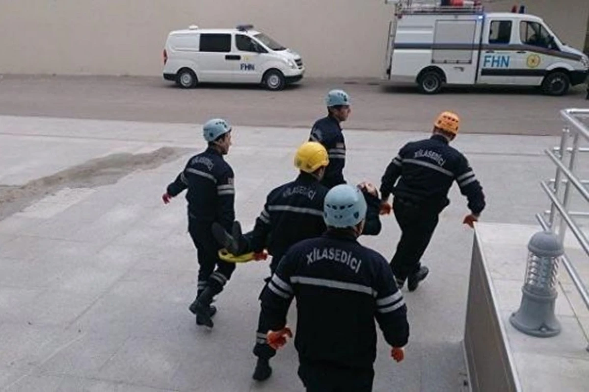 Sumqayıtda quşbaz beşmərtəbəli binanın damından yıxılaraq ölüb