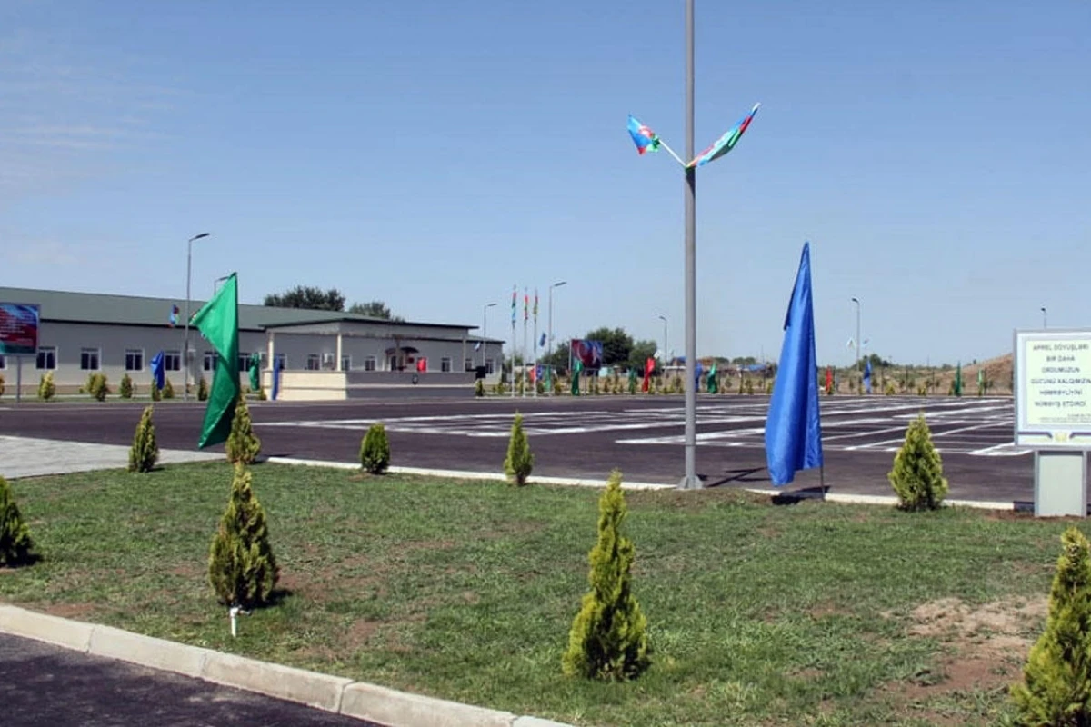 Bu gün hərbi hissələrin qapısı əsgərlərin doğmalarına açıqdır Bu gün hərbi hissələrin qapısı əsgərlərin doğmalarına açıqdır