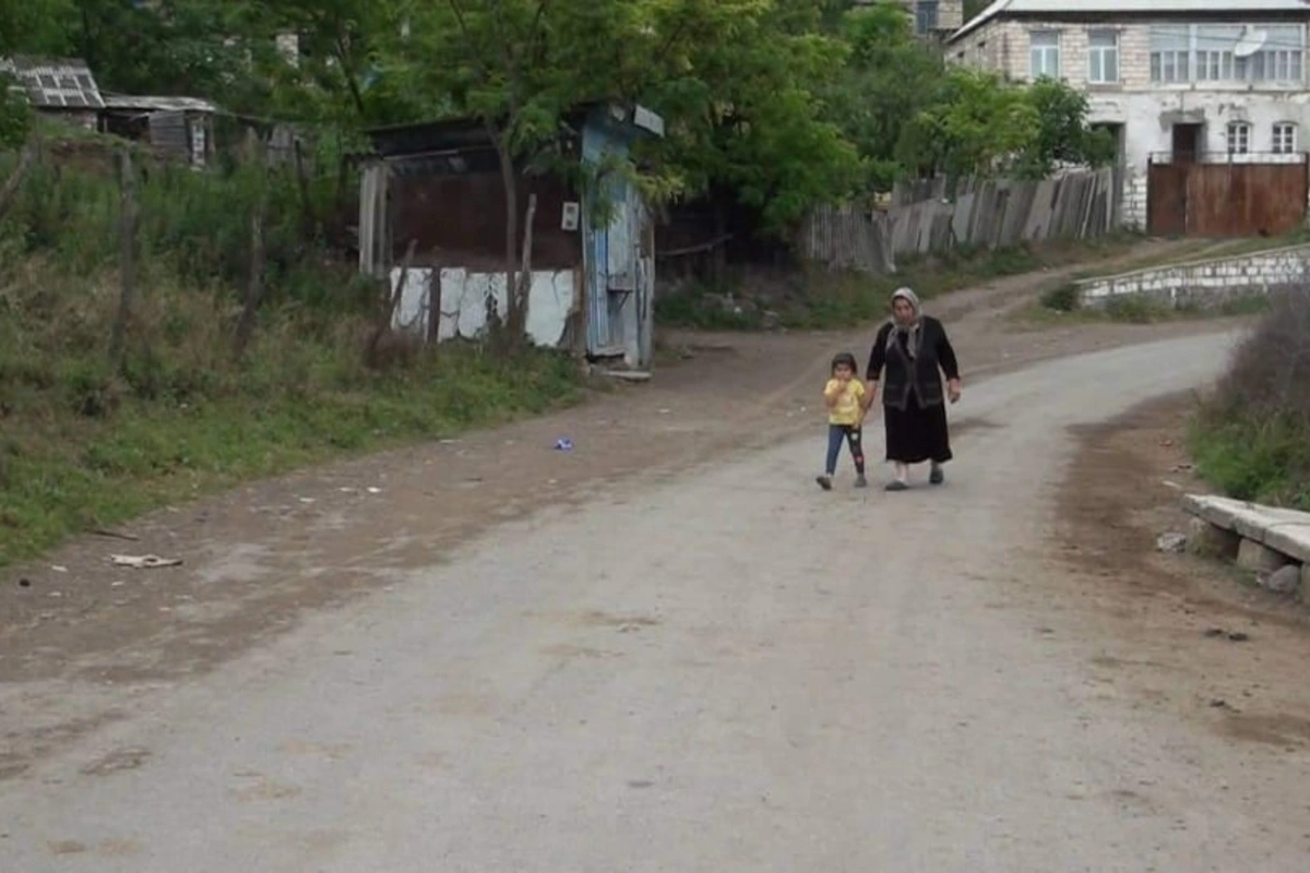 Düşmənlə üz-üzə yaşayan kənd sakinləri - FOTO