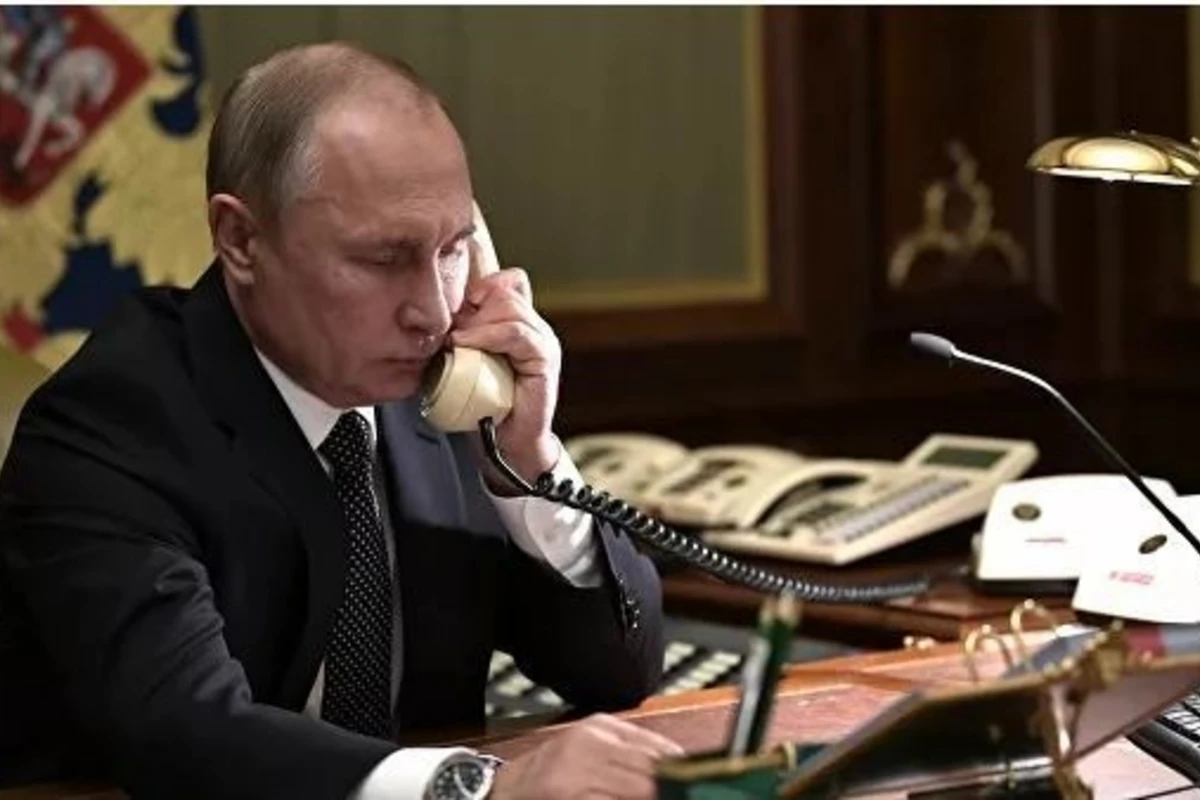 Putinlə Merkel arasında telefon danışığı olub