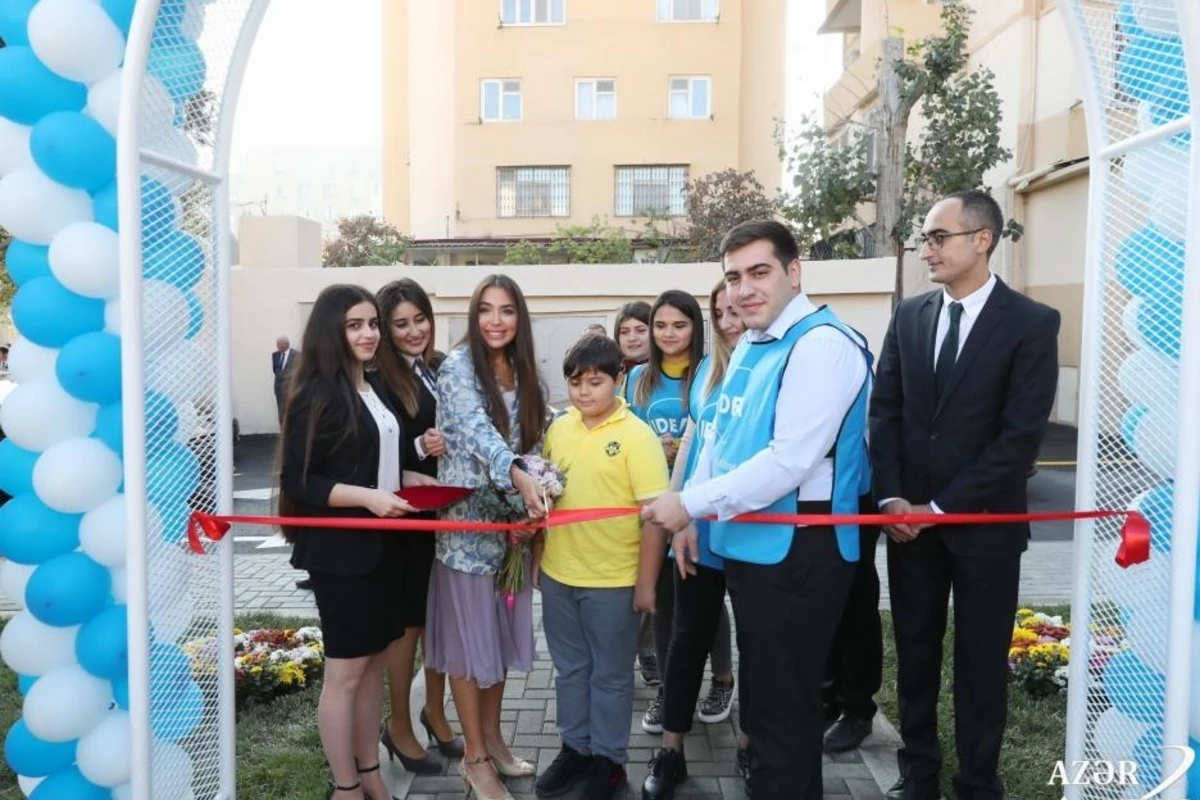 Leyla Əliyeva abadlaşdırılan növbəti həyətin açılışında - FOTO Leyla Əliyeva abadlaşdırılan növbəti həyətin açılışında - FOTO