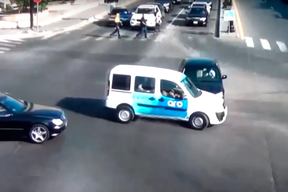 В Баку автомобиль телеканала попал в аварию - ВИДЕО В Баку автомобиль телеканала попал в аварию - ВИДЕО