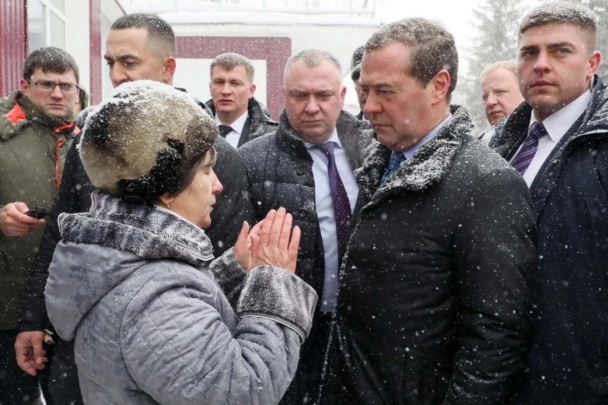 Отчаянная пенсионерка бросилась в ноги Медведеву - ВИДЕО