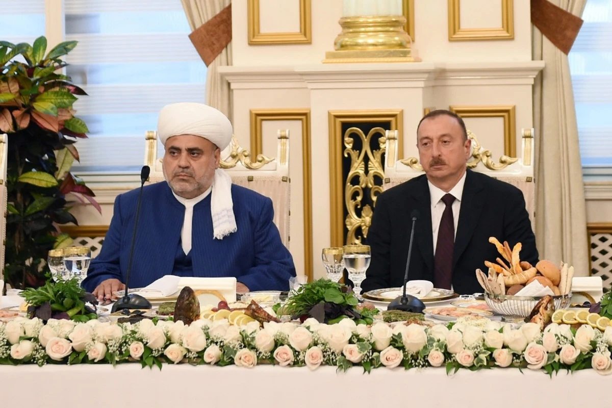 İlham Əliyev Allahşükür Paşazadəyə “Heydər Əliyev” ordenini təqdim edib