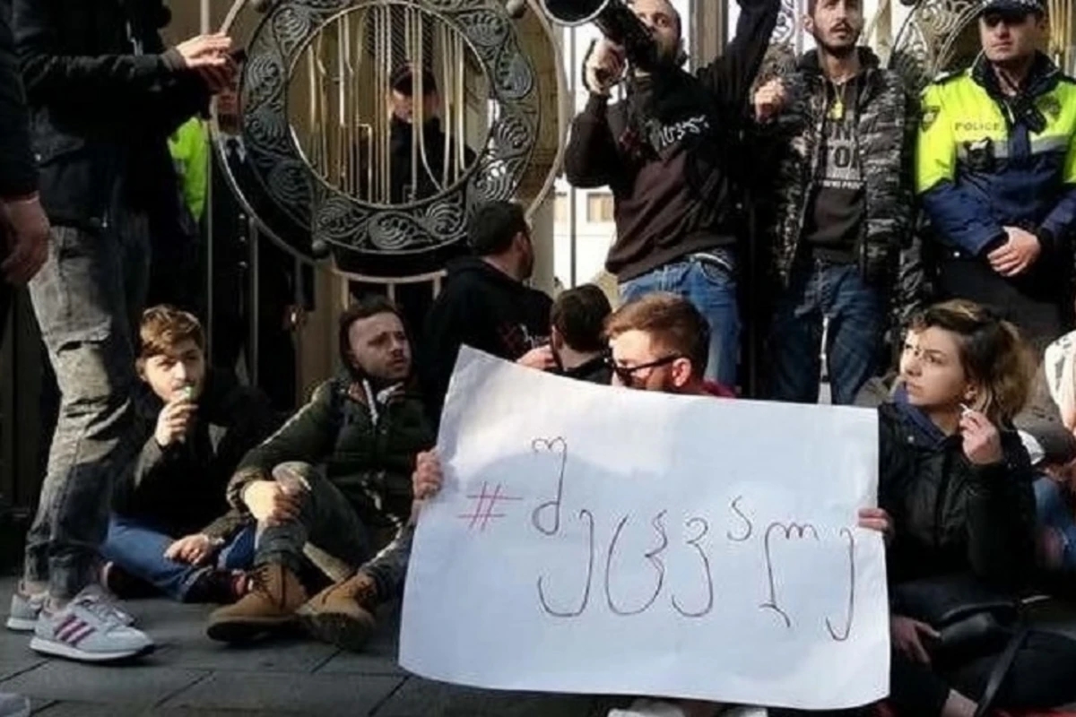 Gürcüstanda etirazçılar parlamentə girişi bağlayıb - Bir neçə millət vəkili istefa verib