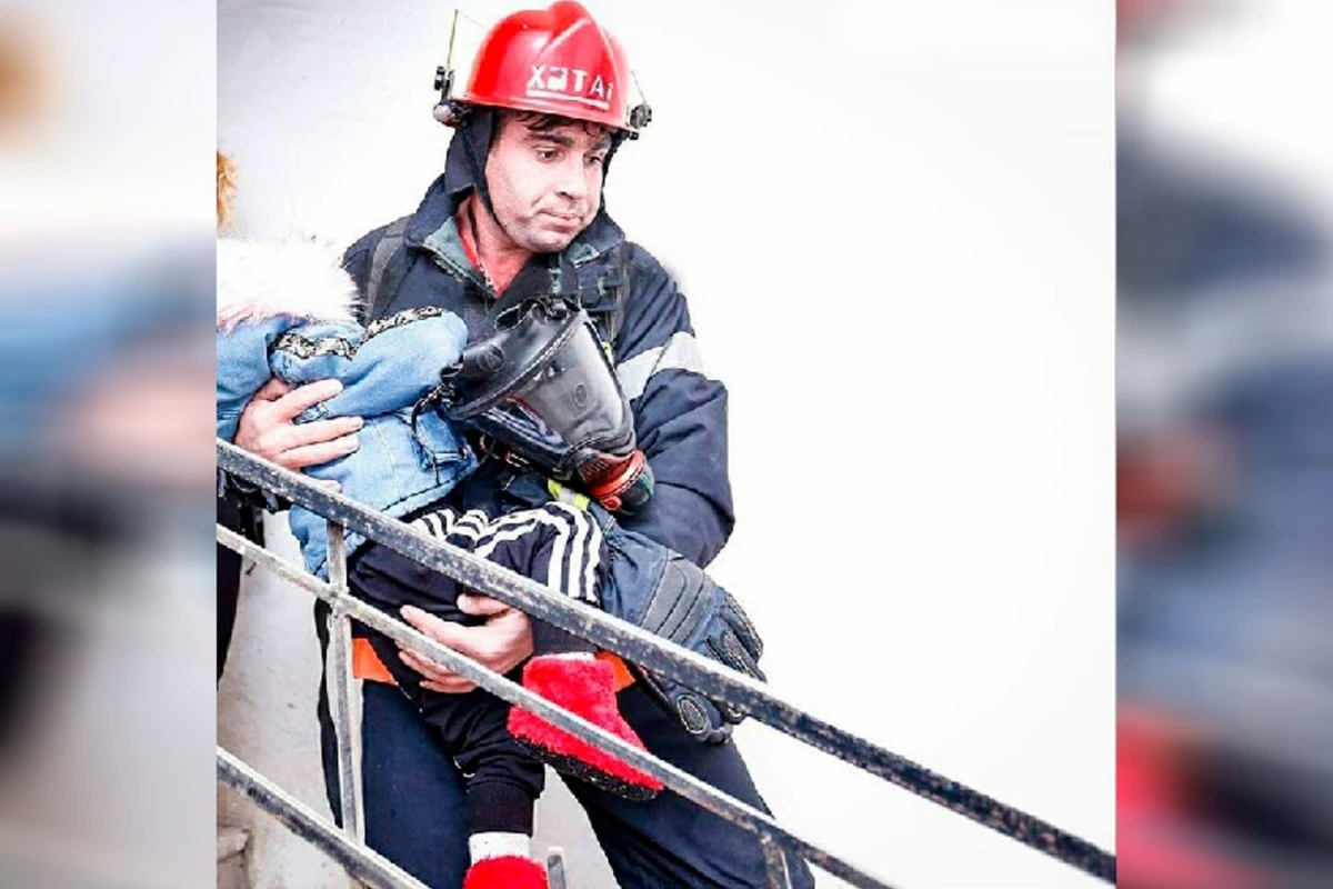 Yanan binadan uşağı xilas edən FHN işçisi: Ağlayırdı, qorxmuşdu - FOTO Yanan binadan uşağı xilas edən FHN işçisi: Ağlayırdı, qorxmuşdu - FOTO