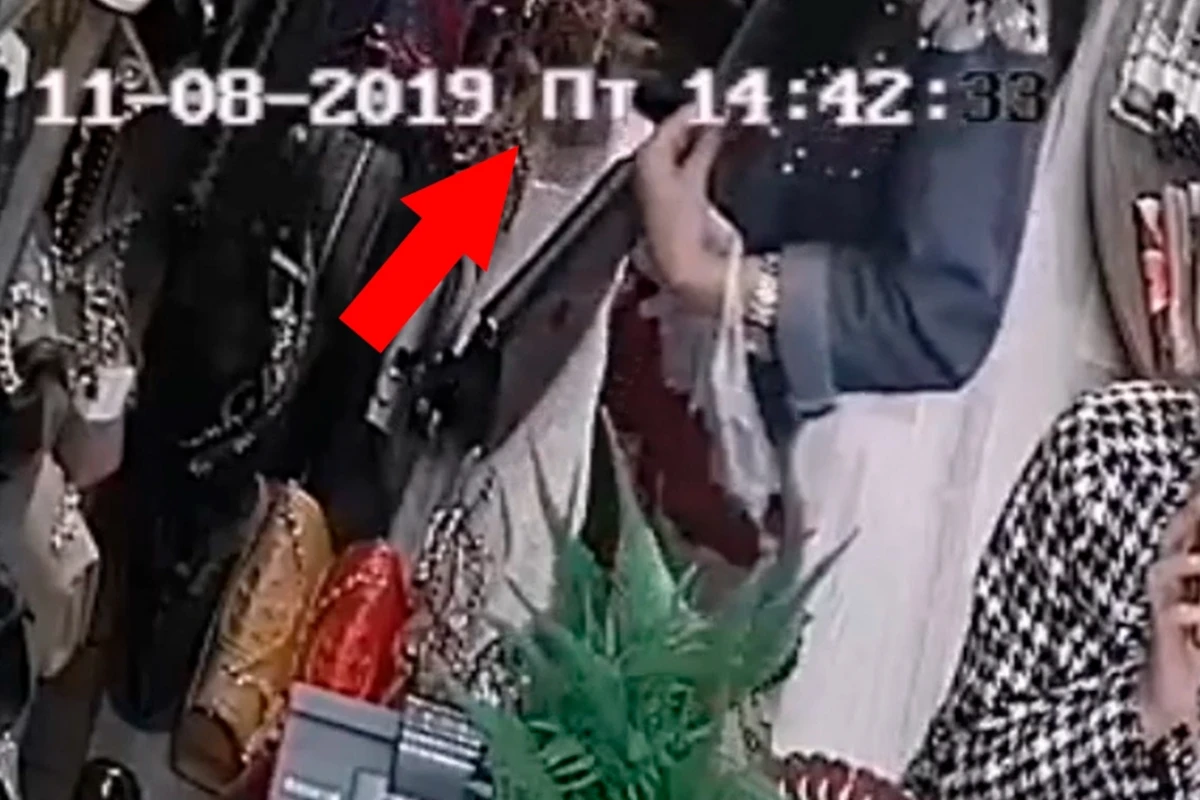 Bakıda qadın mağazadan 150 manatlıq çantanı belə oğurladı - VİDEO